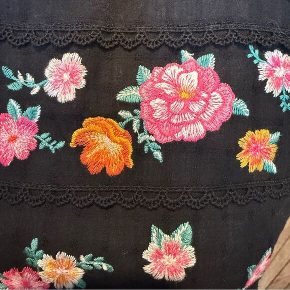 Savanna Jane Boho Sleeveless Top Medium Black Floral Embroidery Crochet - Picture 7 of 8